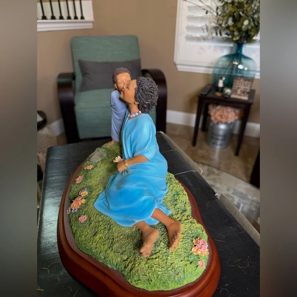 Planting a Kiss Figurine‎ - Thomas Blackshear Collectible